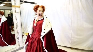 Фото со страницы Сондры в "Фейсбуке" - перед выходом на сцену в образе Королевы Англии в опере "Роберто Деверё"