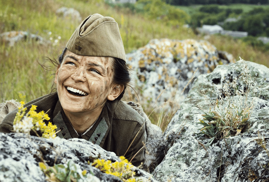 Кадр из фильма "Битва за Севатополь", в роли Павличенко - Юлия Пересильд. 